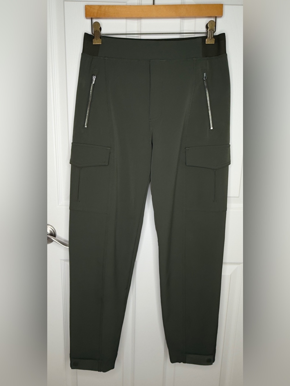 Athleta Endless High Rise Cargo  Pants in Aspen Olive Size 6 - Picture 4 of 15
